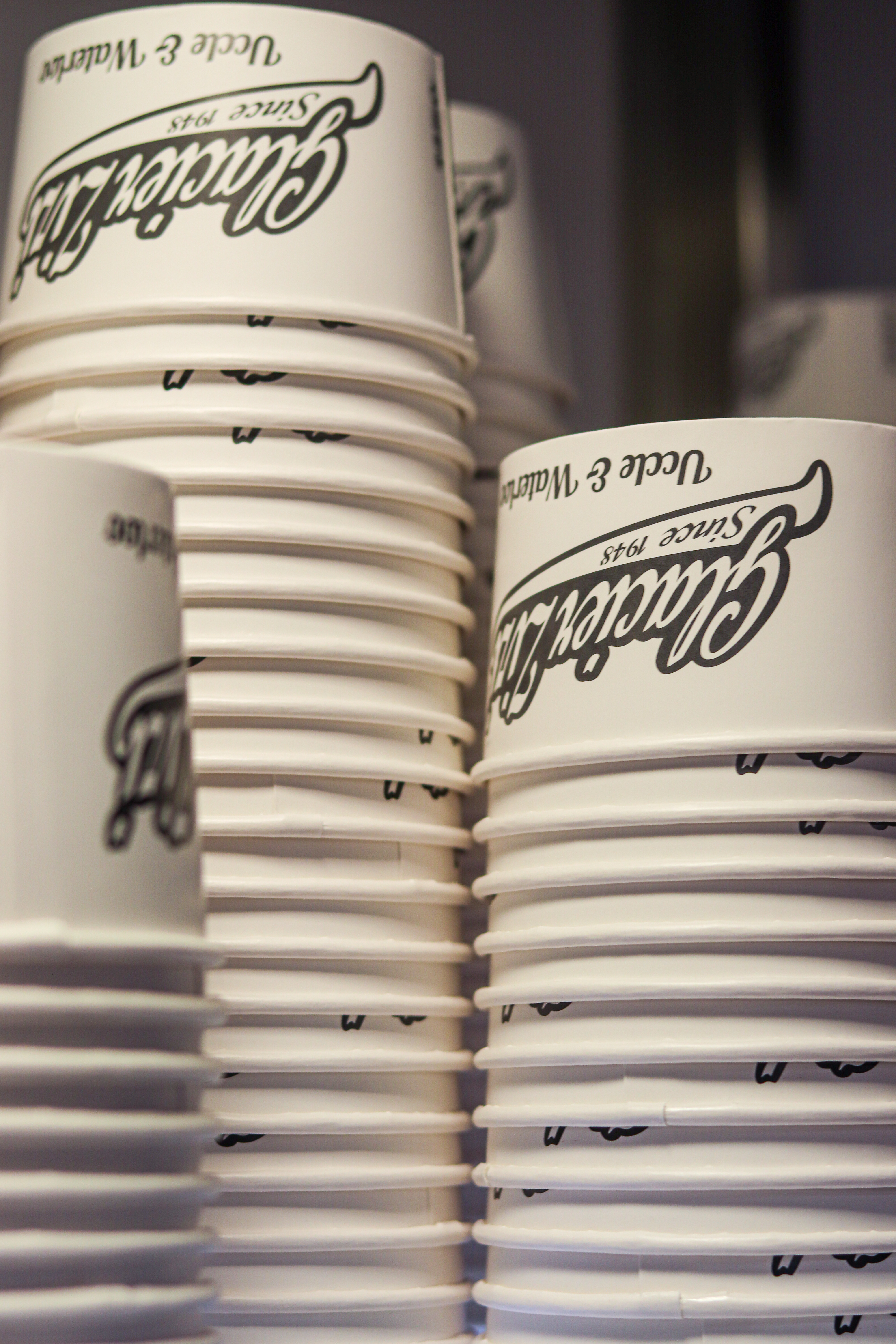 Pots de glace Glacier Zizi empilés — service B2B et événements