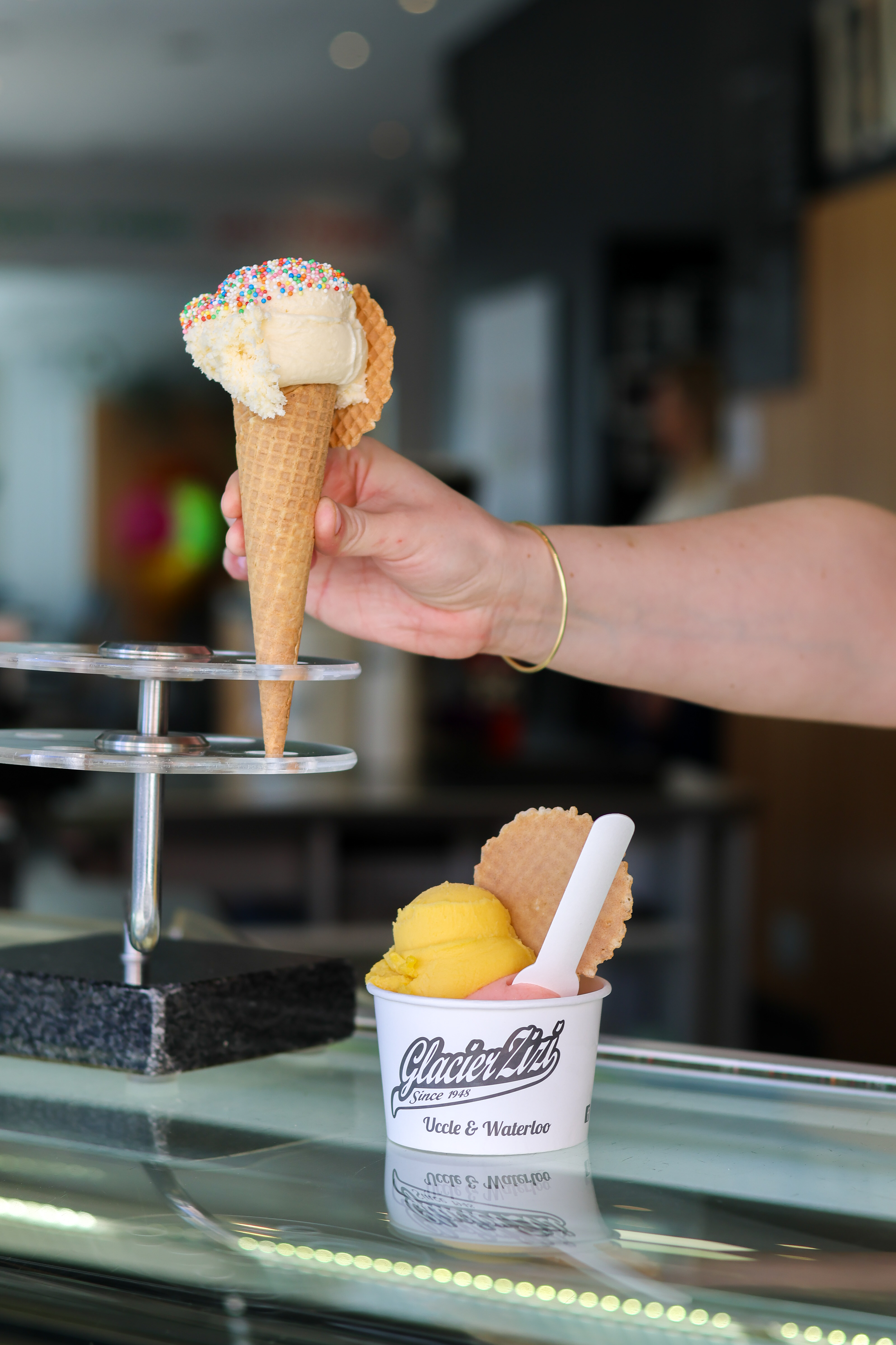 Cornet et pot glacé — Glacier Zizi