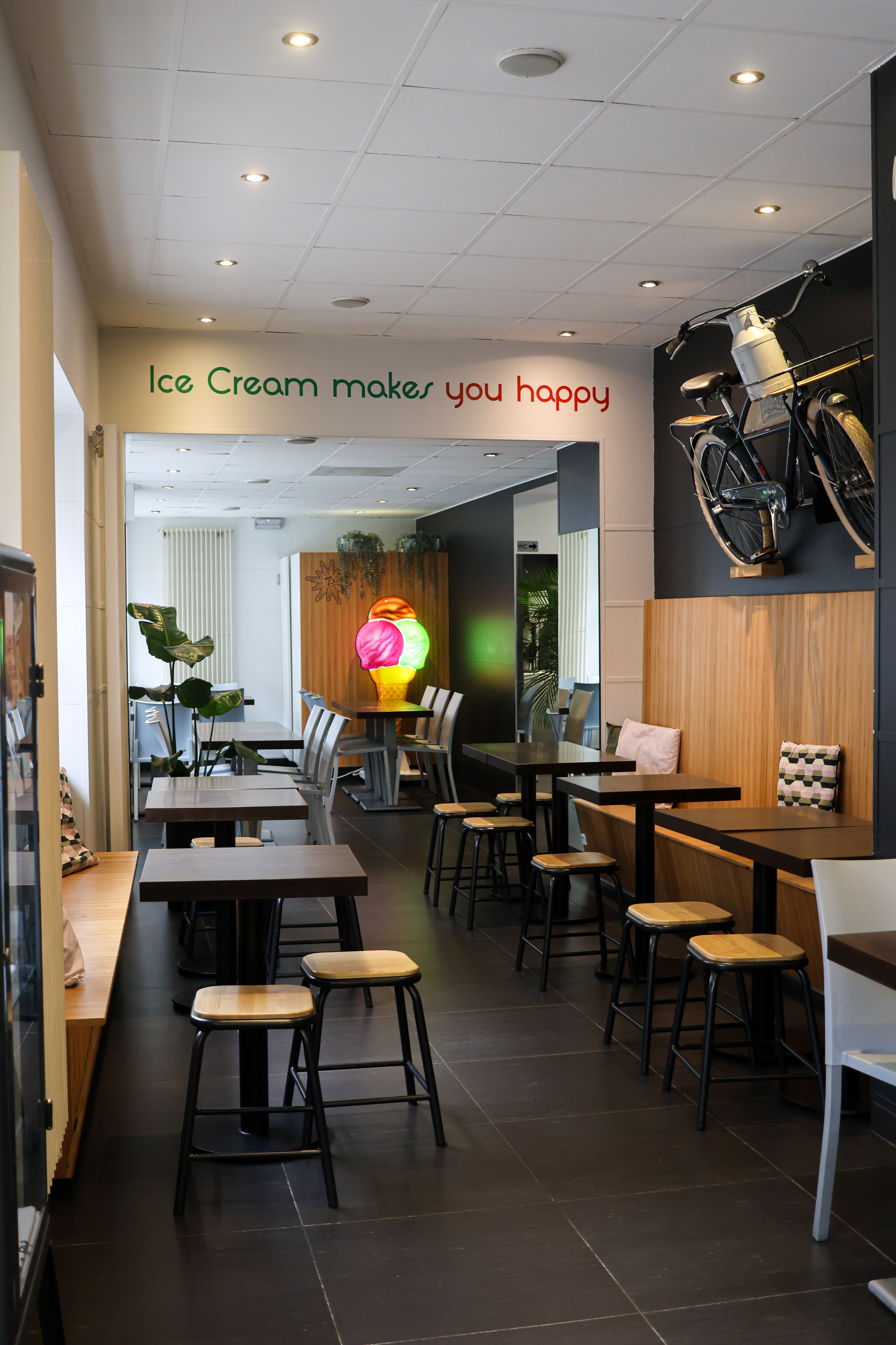 Intérieur du salon Glacier Zizi — glacier artisanal à Bruxelles depuis 1948